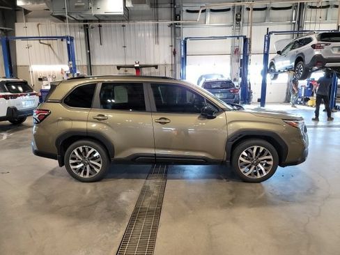 Used 2025 Subaru Forester Touring w/ Popular Package - Touring AWD/4WD image 8