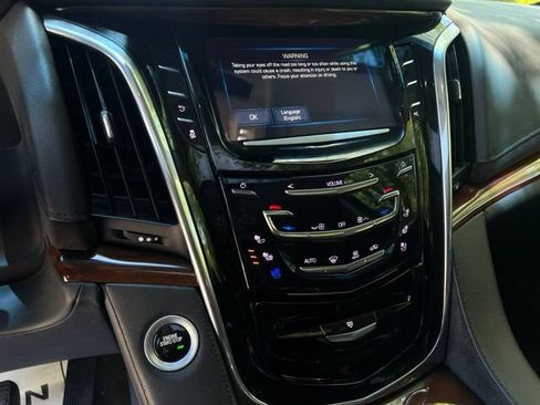Used 2018 Cadillac Escalade ESV Premium Luxury RWD image 39