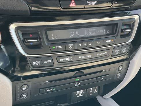 Used 2018 Honda Pilot Elite image 23