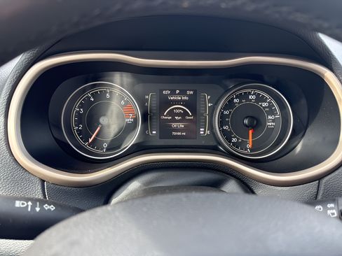 Used 2016 Jeep Cherokee Latitude AWD/4WD image 38