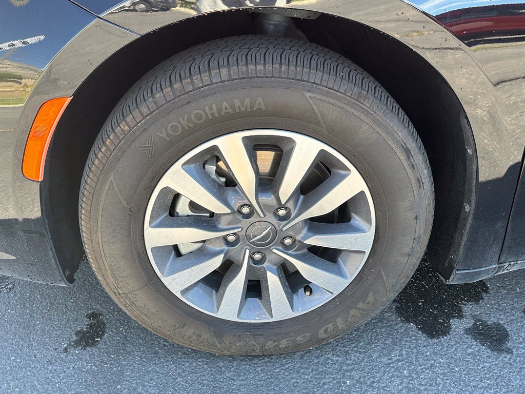 Used 2024 Chrysler Pacifica Limited FWD image 16