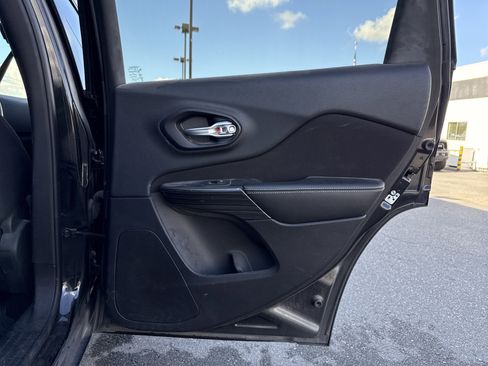 Used 2016 Jeep Cherokee Latitude w/ Comfort/Convenience Group image 29