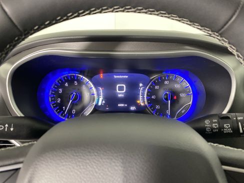 Used 2024 Chrysler Pacifica Touring-L image 21