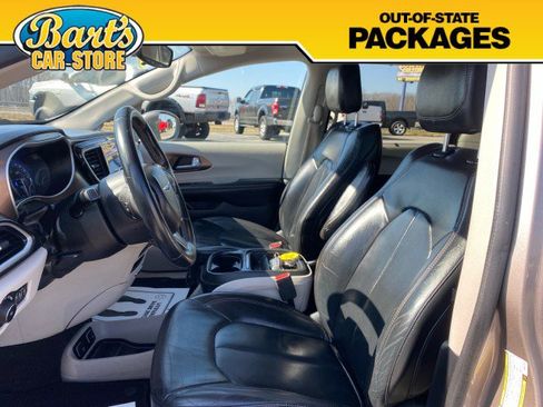 Used 2017 Chrysler Pacifica Touring-L image 24