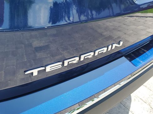 Used 2022 GMC Terrain SLT w/ Infotainment Package II FWD image 9