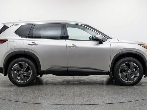 Used 2025 Nissan Rogue SV FWD image 11