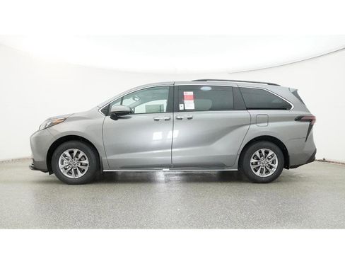 New 2026 Toyota Sienna XLE image 19