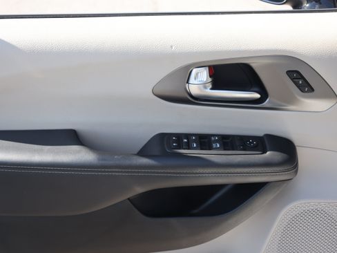 Used 2024 Chrysler Pacifica Touring-L FWD image 15