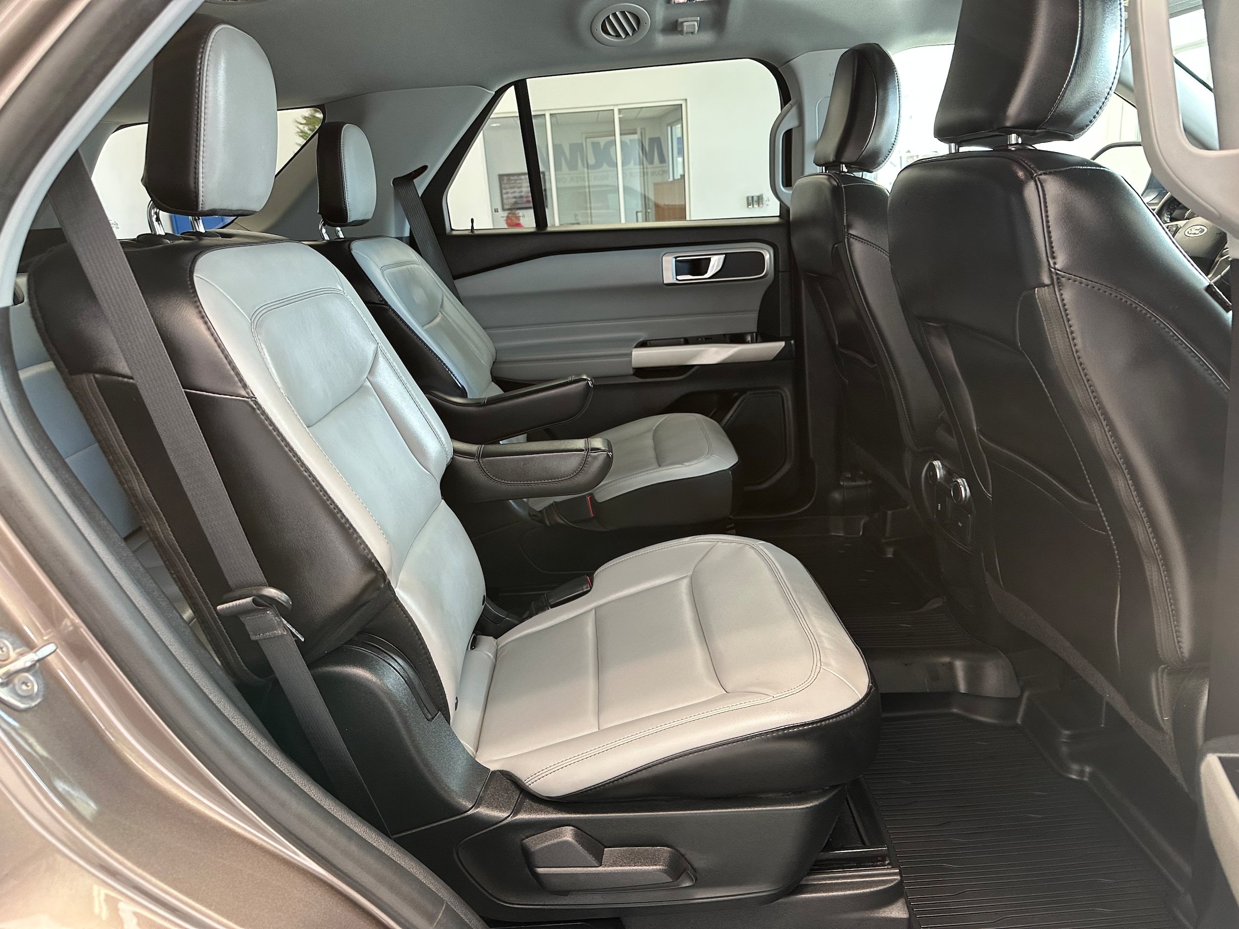 Used 2021 Ford Explorer XLT w/ Equipment Group 202A AWD/4WD image 14