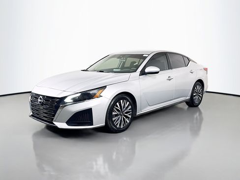 Used 2023 Nissan Altima 2.5 SV FWD image 4