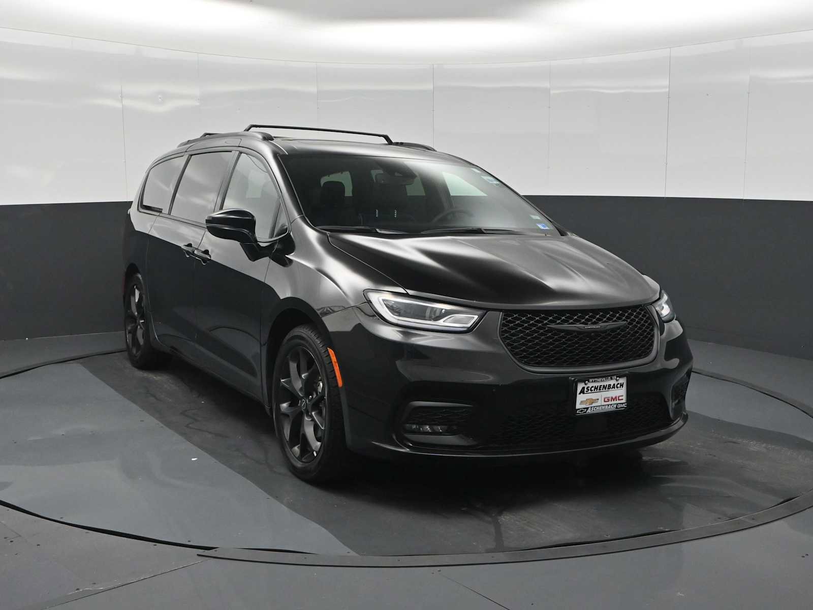 Used 2025 Chrysler Pacifica Limited FWD image 2