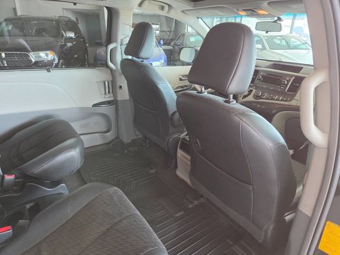Used 2011 Toyota Sienna SE w/ Preferred Pkg image 21