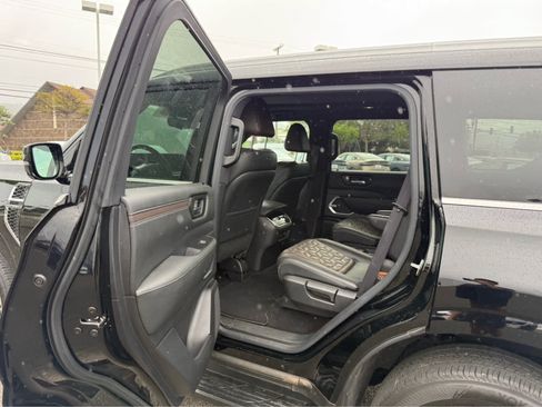 Used 2025 Nissan Armada Platinum RWD image 9