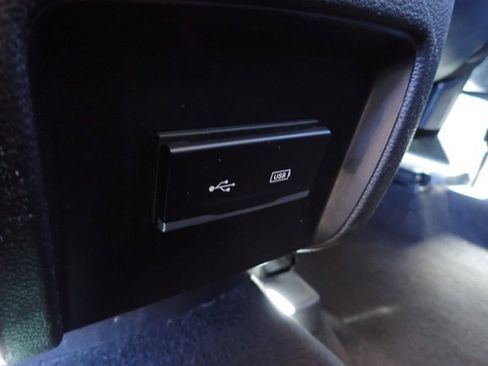 Used 2019 Jeep Cherokee Latitude Plus w/ Cold Weather Group image 10