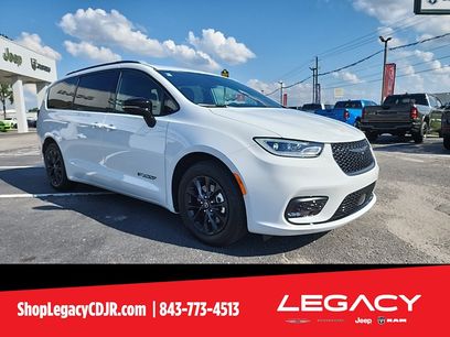 New 2025 Chrysler Pacifica Select