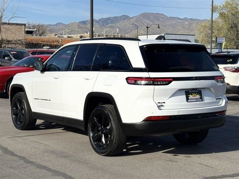 Used 2023 Jeep Grand Cherokee Limited w/ Black Appearance Package AWD/4WD image 4