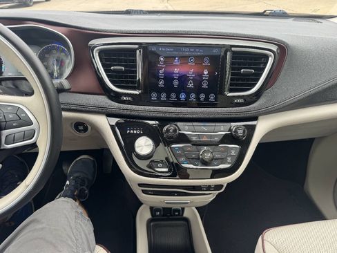Used 2017 Chrysler Pacifica Limited FWD image 16