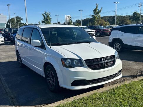 Used 2017 Dodge Grand Caravan SE FWD image 2