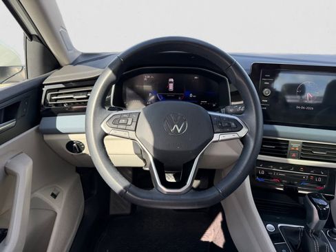 Used 2025 Volkswagen Jetta SE w/ Sunroof Package image 13