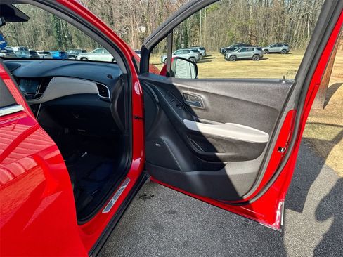 Used 2017 Chevrolet Trax Premier w/ Driver Confidence II Package image 31