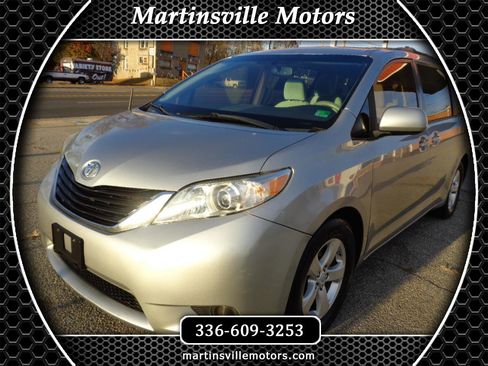 Used 2012 Toyota Sienna LE image 1