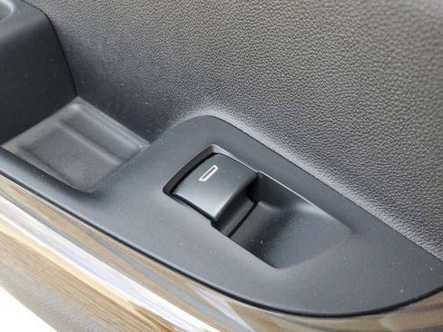 Used 2023 GMC Acadia SLE w/ Driver Convenience Package image 12