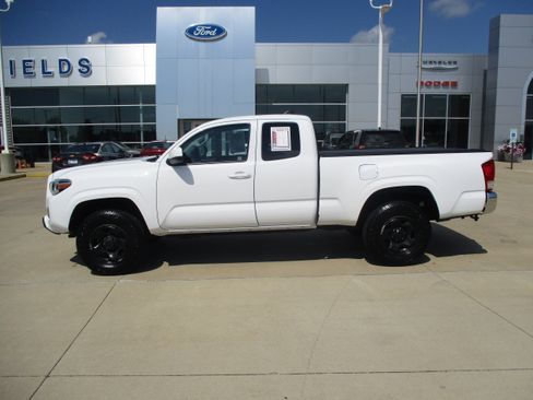 Used 2017 Toyota Tacoma SR5 RWD image 2