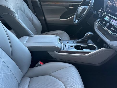 Used 2020 Toyota Highlander Platinum FWD image 16