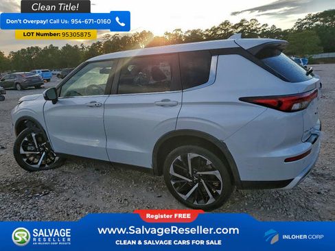 Used 2023 Mitsubishi Outlander SE image 3