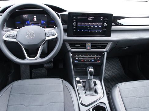 New 2026 Volkswagen Taos SE image 25