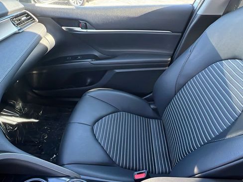 Used 2020 Toyota Camry SE w/ Sunroof Package FWD image 12