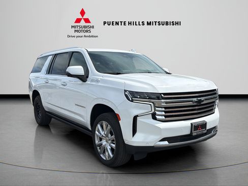 Used 2023 Chevrolet Suburban High Country w/ Advanced Technology Package AWD/4WD image 3