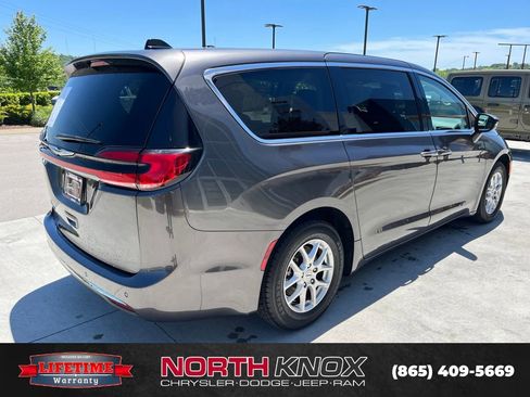 Used 2023 Chrysler Pacifica Touring-L FWD image 19
