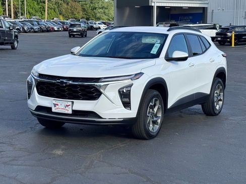 Used 2024 Chevrolet Trax LT w/ LT Convenience Package FWD image 2