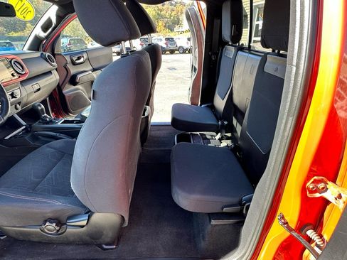 Used 2017 Toyota Tacoma TRD Sport w/ Tow Package (A/T) image 9