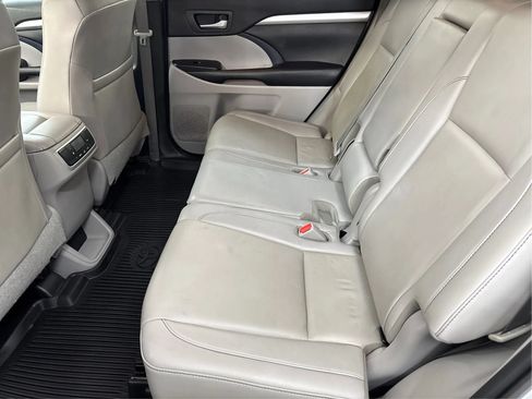 Used 2019 Toyota Highlander XLE AWD/4WD image 14