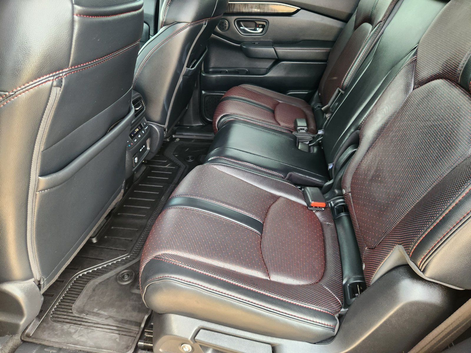 Used 2025 Honda Pilot Black Edition image 30