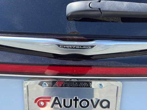 Used 2023 Chrysler Pacifica Touring-L FWD image 12