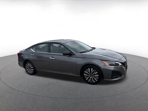 Used 2025 Nissan Altima 2.5 SV FWD image 2