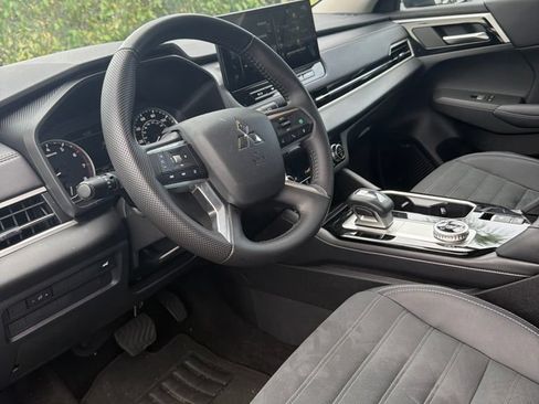 Used 2025 Mitsubishi Outlander SE AWD/4WD image 3