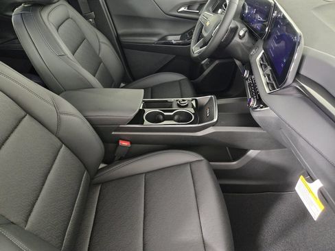 New 2026 Chevrolet Equinox LT w/ Convenience Package II FWD image 16