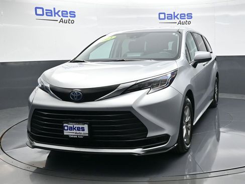 Used 2024 Toyota Sienna LE image 4