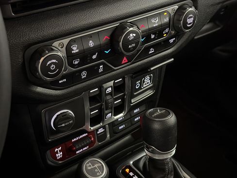 Used 2024 Jeep Gladiator Sport AWD/4WD image 18