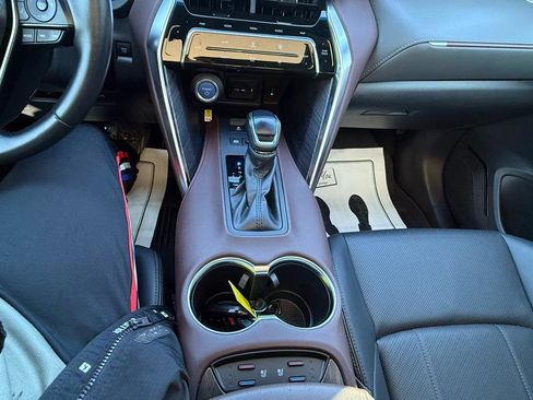 Used 2021 Toyota Venza Limited image 16