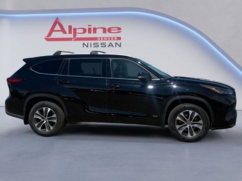 Used 2022 Toyota Highlander XLE AWD/4WD image 6