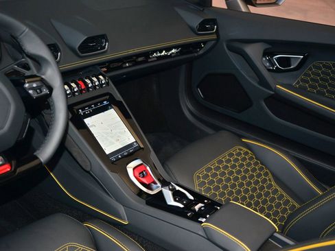 Used 2023 Lamborghini Huracan EVO image 16