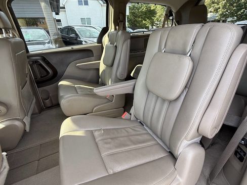 Used 2016 Chrysler Town & Country Touring w/ Driver Convenience Group image 22