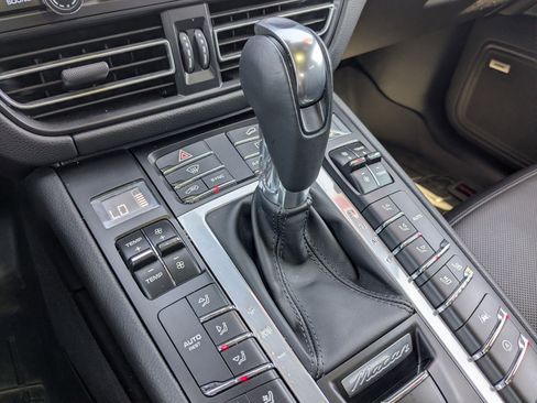 Used 2021 Porsche Macan AWD/4WD image 25