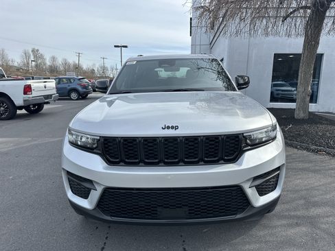 New 2025 Jeep Grand Cherokee Altitude image 9