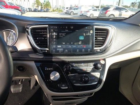 Used 2024 Chrysler Pacifica Select image 19